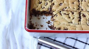 Ooey Gooey Chocolate Chip Cookie Bars! Recipe Here: https://www.smartschoolhouse.com/easy-recipe/lazy-chocolate-chip-cookies | Smart School House
