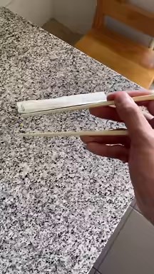Tutorial, así se usan los palitos chinos #sushi #sushilovers #tutorial #palillos | Alexis Chen