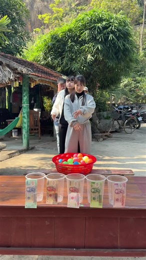 Ném bóng vào cốc tiền nào Ăn ngay cốc tiền đó ---