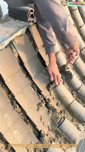 Boue et mémoire : restaurer des toits qui survivent à leurs constructeurs