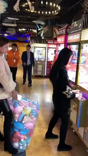 Chinese girls beat claw machine under manager's watch