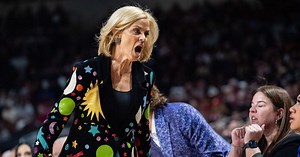 LSU, Oklahoma fight leads to two ejections; Kim Mulkey, Jennie Baranczyk get technicals in dramatic matchup
