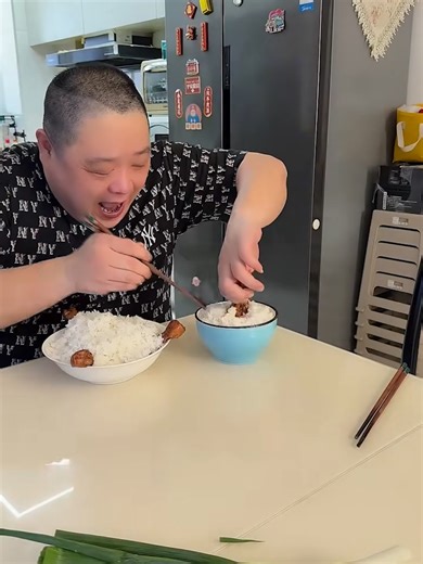 When a husband tries to hide food… and gets caught 👀 #foodie #mukbangeatingshow #husbandandwifechallenge