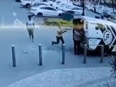 Man single-handedly robs cash-in-transit van