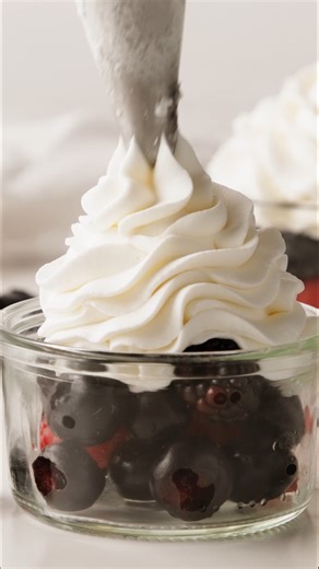 Ditch store-bought and make this *Homemade Whipped Cream Recipe* instead! It only takes 5 minutes and 3 ingredients to make the best whipped cream you've ever had! Recipe linked in caption! 💬 #whippedcream #homemadewhippedcream #whippedcreamrecipe #dessertrecipe | Joyfoodsunshine