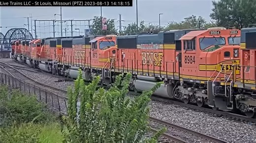 疯狂改造！SD70机车变身为疯狂麦克斯中的楔形犁（一堆SD70被回送）的视频搬运～轨道交通火车迷diesellocomotive柴电机车内燃机车机辆模式列车