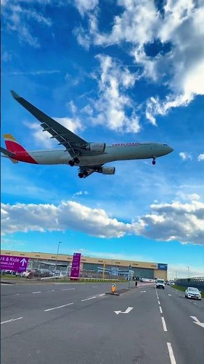 Iberia airbus A330–302 coming from Madrid to landing Heathrow Airport London ￼
