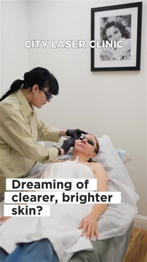 ✨ Dreaming of clearer, brighter skin? Clear Brilliant is one of our favorite non-invasive laser treatments to refresh and rejuvenate the skin. This gentle fractional laser creates thousands of microscopic treatment zones, stimulating your skin’s natural renewal process — without damaging the skin barrier. It’s perfect for: • Hyperpigmentation • Acne scars • Uneven skin texture • Early signs of aging The procedure is very comfortable, especially with our numbing cream. After treatment, your skin 