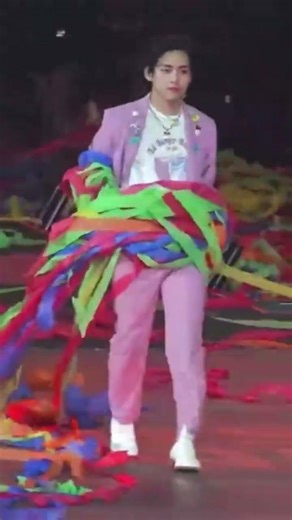 v modeling on stage #bangtansonyeondan #kimtaehyungh #tigerv #Bunny’sgirl