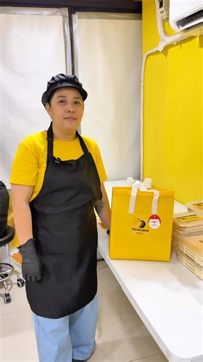 Packing orders nonstop 🎄✨ Perfect for gifts, parties, and sweet cravings. Message us to place your order! Available sizes: Family and Regular size Flavors to choose: 💛 Mango Graham Cake (Best seller!) 💛 Biscoff Graham Cake (Must Try!) 💛 Ube Cheese Graham Cake (New flavor) 💛 Buko Pandan Graham Cake (New flavor) 💛 Choco Graham Cake 💛 Cookies & Cream Graham Cake Available in: 📍Caloocan 📍Parañaque 📍Manila 📍Pasig 📍Quezon City MESSAGE US NOW TO ORDER! #HavaJava #HolidayTreatsPH #GrahamCake