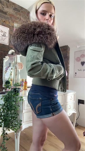 Green 🍃 is in stock and won't be restocking again guys 😗 #green #2000s #gabriellesvault #autumn