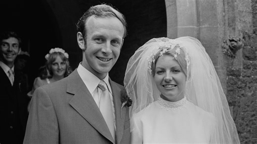 Who was England cricket legend Derek Underwood's wife Dawn and their children?