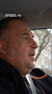 Kammerjäger Adam Tesmer räumt auf | SPIEGEL TV In diesen Berliner Wohnungen weiß man oft nicht, wo man zuerst hinsehen soll. Kammerjäger Adam Tesmer kennt viele Extreme, aber für ihn ist das Alltag. Ob Leichenspuren, Körperflüssigkeiten oder Bettwanzen, Adam beseitigt, was andere hinterlassen. In zwei Teilen begleiten wir den sympathischen Kammerjäger: Folge 1: ► https://youtu.be/JxFIk1Dx9Y8 #Kammerjäger #Berlin #Messiwohnung | SPIEGEL.TV