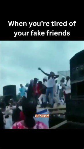 Sizzla Crashes Out on Stage