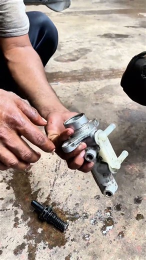 Brake Master Cylinder Dismantling! #BrakeMasterCylinder #brakeproblems #rxmechanic