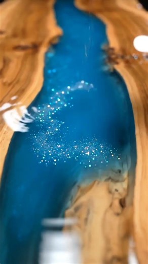 add little quantity of glowing glitter into the resin river table #woodworking