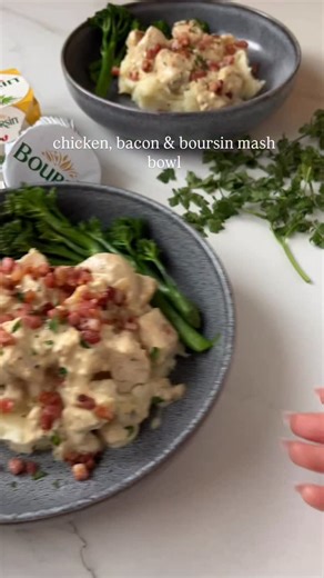 Chicken, Bacon & Boursin Mash Bowls 😍 Super simple and easy recipe that tastes absolutely BANGIN 🤭 buttery mash topped with juicy chicken and crispy bacon in a creamy Boursin sauce. Pure comfort food 👌🏼 ‼️& for more super easy recipes that taste absolutely banging my new cookbook “20 minute Low-Cal Kitchen Bangers” is available to pre order now through the link in my bio 💕 Ingredients (serves 2): For the mash 450g maris piper potatoes peeled and chopped 15g lighter butter spread (I use Flor