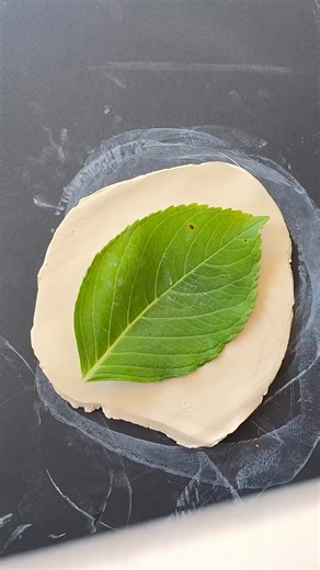 Creating a Ceramic Leaf Dish with Fox Sculpture