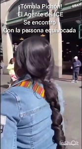 "Toma para que seas serio y no te equivoques, soy Cherokee originaria Americana." Se viralizan las imágenes de una joven desendiente Cherokee, el pueblo ansestral de los EEUU, que evita ser arrestada por los agentes del ICE, el servicio migratorio que tanto adula Donald Trump. | Blanca Rodríguez