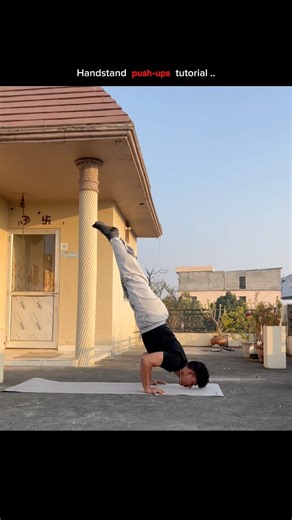 Handstand push-ups tutorial ❤️‍🔥.. #viralshort #fitneess #motivation #calisthenics #trending