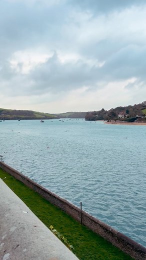 Slow autumnal Sunday 🍂🌊 Nice to see Salcombe alive again for half term! Shops and restaurants are busy and the beaches filled with families enjoying themselves. #salcombe #devon #salcombeharbour #autumn #autumnvibes | Salcombe Stories