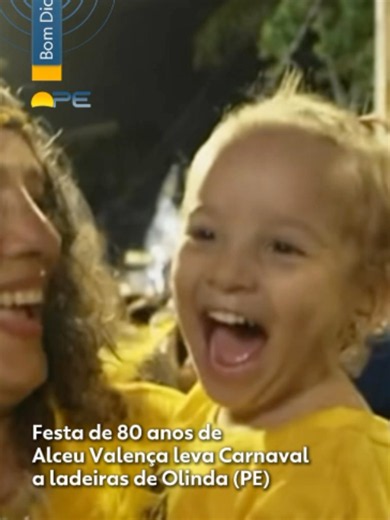 #Pernambuco - O clima de carnaval tomou conta das ladeiras de Olinda na quinta com uma comemoração dupla e muito especial. Uma festa surpresa celebrou os 80 anos do cantor Alceu Valença e as oito décadas da tradicional agremiação Pitombeira. O desfile exuberante pelas ruas da Cidade Alta contou com orquestra, estandartes e, claro, o boneco gigante do homenageado. Emocionado com a homenagem, Alceu cantou da sacada do casarão para a multidão de fãs, embalado pela música e ao lado de amigos e famil