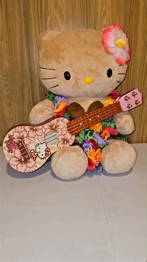 Erika Kittyadicta on Instagram: "💖 Nuestra bella Hello Kitty luciendo su ukulele 🎶 Hola kittyamigas, en esta oportunidad comparto con ustedes este hermoso juguetito del año 2017 y lo conseguí gracias a @miast0re ¡Una pieza adorable que no podía faltar en mi colección! 🌺🌈 #KittyAdicta4Ever #MiKittyColección #HelloKitty #Sanrio #Kawaii"