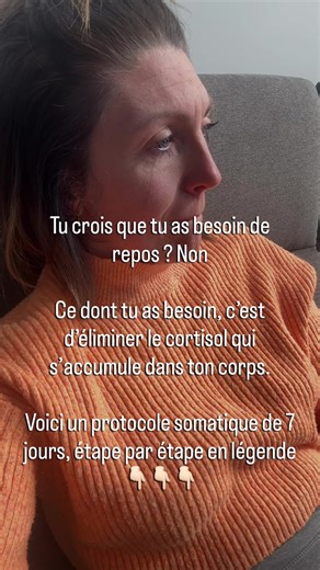 Voici mon protocole de 7 jours pour réguler ton système nerveux de l’intérieur. Ce n’est pas une question d’en faire plus, c’est d’éliminer ce qui épuise ton système nerveux. Jour 1 : Détox numérique Une journée sans téléphone, sans scroll, sans bruit. Jour 2 : Bouge ton corps Cours, danse, tremble, secoue-toi, le cortisol bloqué ne part pas par la pensée, il part par le mouvement. Jour 3 : Silence total Deux heures, pas de musique, pas de podcast, juste toi. Jour 4 : Breathwork Une respiration 