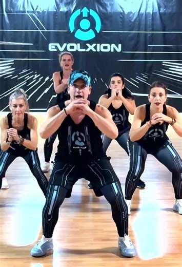 La has escuchado mil veces… 🔥 pero no así 😏 La convertimos en ENTRENAMIENTO 💥 👇 ¿Sabes cómo se llama este tipo de coreografía en EVOLXION? Te leo 👀 #EVOLXION #bailefitnessemocional #RockThisParty #FitnessDance #Reto