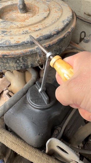 💡 The Easiest Way to Remove a Valve Cover Without Effort!