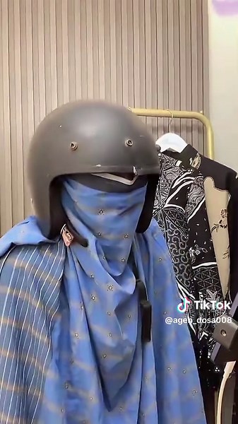 lagi cosplay jadi helm ijo😅😅 @Ari Suci Karisma #kebayamodern #hostlive #kebaya #batikviraltiktok #arisucikarisma #fyppppppppppppppppppppppp