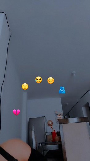 Expressive Hand Gestures in Close-Up Video