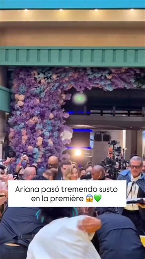 ¡Ariana Grande vivió un gran susto en la première de Wicked: For Good en Singapur! 😱💚 Un fan logró burlar la seguridad y se lanzó a abrazarla 😳 Cynthia Erivo reaccionó al instante y protegió a su amiga hasta que llegó la seguridad. 🤝🛡️ Un momento tenso que dejó a todos en shock. #ArianaGrande #CynthiaErivo #WickedForGood #Singapur #Polémica #CelebrityNews | Mariana Posada