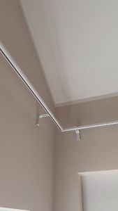 Die eleganteste Form moderner Eleganz Wellengardinen-Modell mit wandmontierter Dekoschiene. Bei 30° waschbar, bügelfrei – perfekter Look mit maximalem Komfort! Kostenloses Aufmaß und Montage im Raum Hamburg, Köln, Dortmund, Frankfurt & Umgebung! Einfach Maße per Nachricht senden - wir erstellen Ihr individuelles Angebot. Bringen Sie Stil & Leichtigkeit in Ihr Zuhause! #wellengardinen #dekoschiene #fensterdekoration #wohnzimmerdeko #moderneswohnen #interiordesign #heimdeko #gardinenliebe #einrich