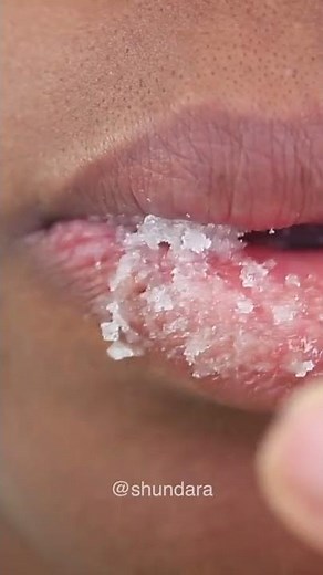 Easy Two Ingredient Lip Scrub DIY #skincare 😍