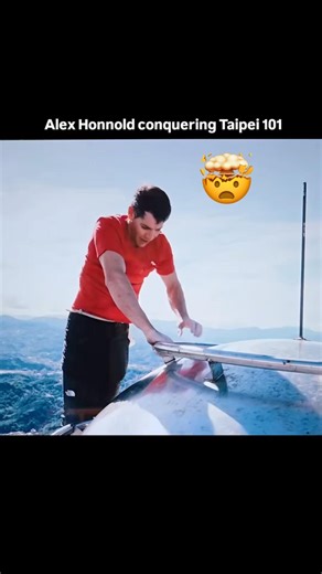 Alex Honnold on top of Taipei 101 🤯 #paulinashows #viralvideo #reaction #taipei101