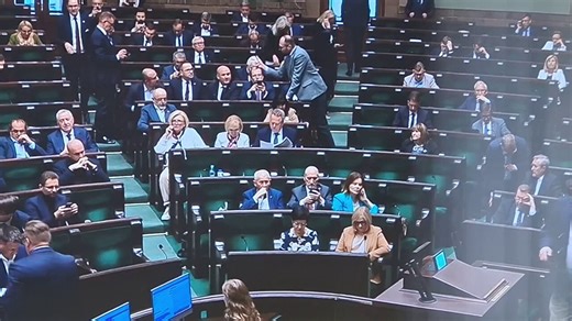 Tuż przed wyborem sędziów KRS, Wójcik wyszedł straszyć posłów decyzją TK.Problem w tym, że my nie mamy TK - tylko długie ramię z Nowogrodzkiej.Przepisy ustawy o KRS były dobre, dopóki rządził PiS. Nawrocki uzupełnił skład "TK" tylko po to, żeby mógł wydać kilka decyzji - i nie dziwi mnie, że w tym świetle, Wójcik robi się purpurowy - hipokryzja tak ogrzewa.#HipokryzjaPiS #PurpurowyWójcik #ZamówieniawTK