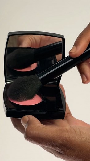 CHANEL BEAUTY Community on Instagram: "How to: Use your brushes correctly! Makeup Artist @tashareikobrown walks us through her everyday brush rotation, when to use them and which ones are best suited for each step in your makeup routine #welovecoco — LES PINCEAUX DE CHANEL Precision Powder Brush N°107 JOUES CONTRASTE Powder Blush in Pink Explosion LES PINCEAUX DE CHANEL Contouring Brush N°109 LES BEIGES Healthy Glow Sheer Powder in B110 LES PINCEAUX DE CHANEL Foundation Brush N°100 LES BEIGES He