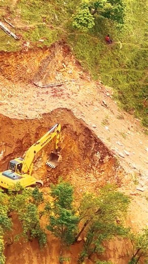Building Dangerous Rocky Mountain Roads with Excavator