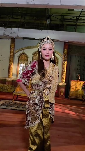 พระมเหสีกิ่งแก้ว #กิ่งแก้วแสงจันทร์ #นุคนิคพิมพ์ภัสร์ #พระมเหสีกิ่งแก้ว ━━━━━━༻᯽༺━━━━━━ @nknooknik ━━━━━━༻᯽༺━━━━━━ #เดชอสูรขันแก้วนพเก้า 🔅🔮 📍ทุกวันเสาร์ - อาทิตย์ เวลา 08.00 น. 🎬 ติดตามความเคลื่อนไหวและพบกับเบื้องหลังละคร 📺 ทาง YouTube: Samsearn Official (ระบบสมาชิก) 🔔 สมัครสมาชิก YouTube Samsearn Official ได้ง่าย ๆ 📱 Android — สมัครโดยตรงที่ช่องสามเศียรบน YouTube 🍎 iOS — เข้า Safari หรือ Google แล้วค้นหา “ช่องสามเศียร YouTube” จากนั้นกดสมัครสมาชิก ค่าสมาชิกเพียงเดือนละ 35 บาท 📌 แฮชแท็ก