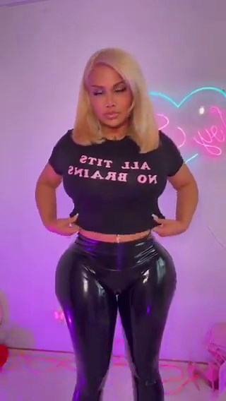 obsessed with my latex leggings 🖤