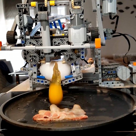 Using only Legos, this guy designed a machine that will cook your breakfast 🍳🥓⚙️ Check out more trending stories on ITK: https://bit.ly/39pSMAR | In The Know Innovation