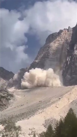 Il boato, l'enorme crollo di roccia dalla montagna e la nube di polvere