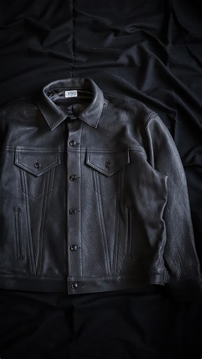 Youhei Shinoda on Instagram: "・ C WORKS Banfield Deer CWJK012 待望の1着が入荷いたしました🔥 やっぱりカッコよすぎる⚡️⚡️⚡️ FINE CREEK(ファインクリーク)が手掛けるワークウェアラインC WORKS(シーワークス) こちらは46、48シリーズというゆったりと着ることが出来る提案のシリーズです。 レザーは1.6mm厚のディアスキン(鹿革)を使用。 フルベジタブルタンニン鞣し、芯通し、素上げのレザーです。 新品の状態では比較的マットな質感ですが、着こむほどに光沢感が増してきます。 またディアスキンの特徴であるシボ感も非常に魅力的な革質です。 デザインは所謂トラッカージャケットを採用。 フロントはナットボタン、裏側は力ボタンで補強が施されています。 前身頃にポケットが付いているのも非常に嬉しいポイントです。 敢えて46、48サイズという大きめサイズのみでの提案となるアイテムですが、ただ単純にサイズが大きいという事ではなく、ファッションとして非常にバランスの取れたサイズ感、シルエットに仕上げられています。 そのため本