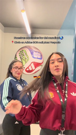 Amando todaaas literal👀🌎 llegaron prendas muy lindaaaas para que armen outfits✨ • Obvio cualquier cosita con nosotras! 📍En Adidas mall plaza Vespucio💗 #chile #adidas #mundial2026 #fyp #futbol