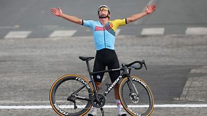 Paris 2024 | Nog nooit eerder - Remco Evenepoel wint na tijdrit onder de Eiffeltoren ook wegrit