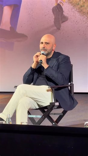 È stato presentato oggi a Roma uno dei titoli più attesi di questo Natale, la commedia “Buen Camino”, il sesto film con protagonista il mitico Checco Zalone. Questa volta lo vedremo nei panni del ricchissimo erede di un prestigioso produttore di divani: un nullafacente costantemente in vacanza nelle piscine delle sue ville o a bordo dei suoi yacht. Privo di pensieri e voglia di lavorare, viene richiamato alla sua responsabilità paterna quando la figlia minorenne Cristal, con cui non ha mai avuto