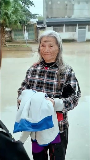 "He Regretted Taking His Jacket Back" 🧥👵💔