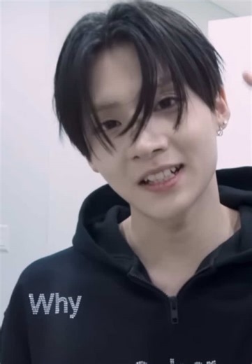 Lee Sangwon's Raw Vocals in Freak Alarm Performance