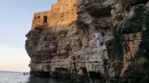 Polignano a Mare, il maestro di arti marziali si tuffa in acqua con il kimono